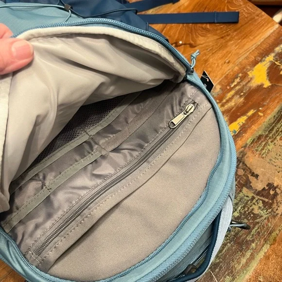 NWT North Face Women’s Borealis Backpack - Picture 8 of 9